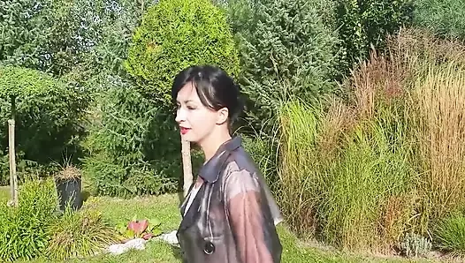 Bahçe, güzel güneşli bir gün. Şeffaf yağmurluklu wanilianna, siyah dikişli naylon çorap