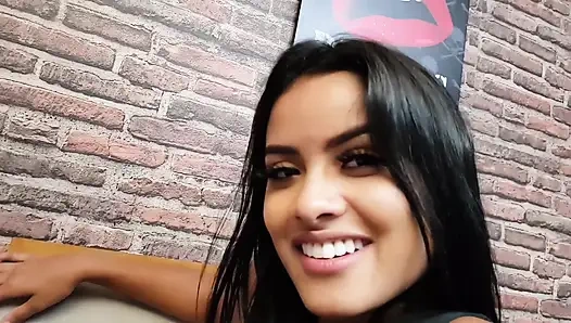 En iyi model Taina Almeida'nın harika ayaklarındaki kaltağımdan o pastayı ye