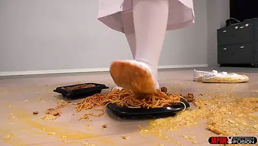 Okulda öğle yemeği dağınıklığı - Misaki Okina'nın eğlenceli yemek ezmesi