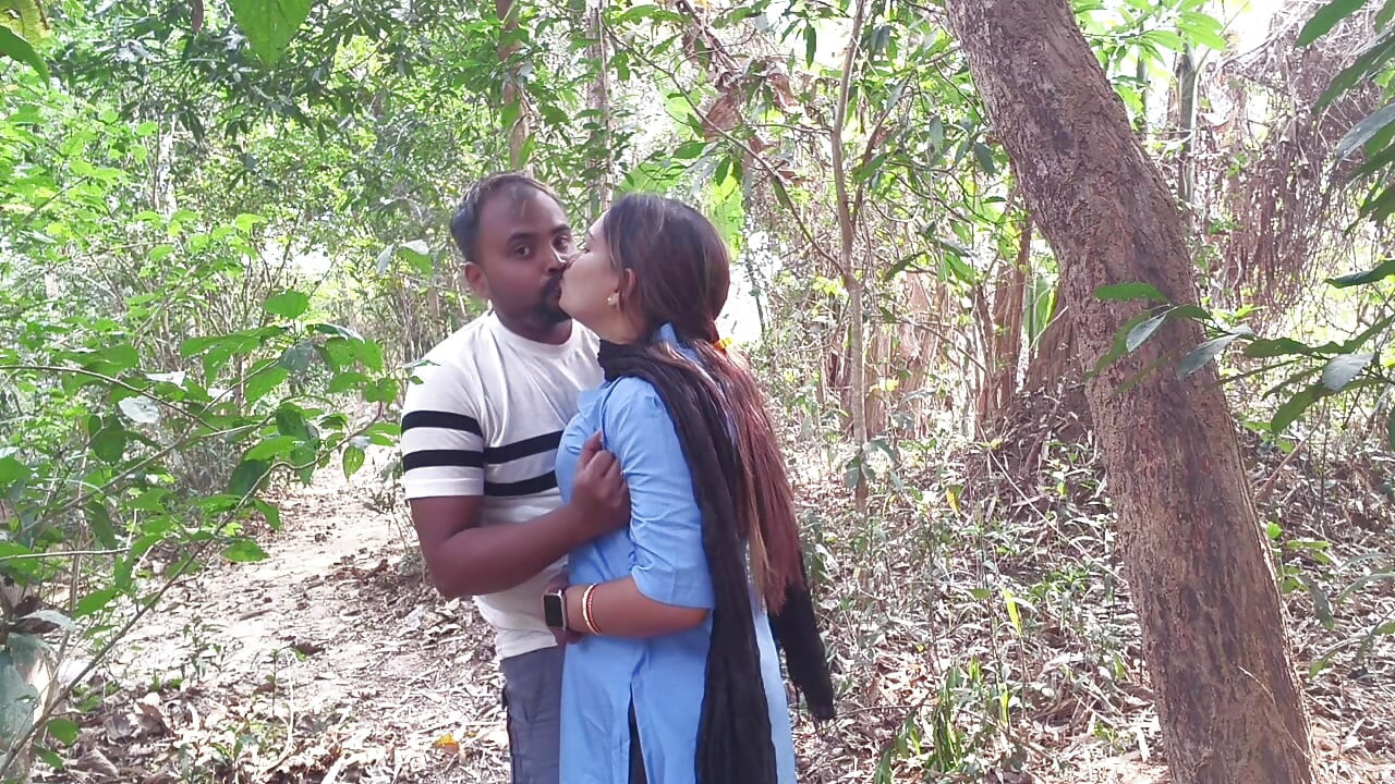 Odia üniversiteli kız erkek arkadaşıyla ormanda sert sikişiyor, açık havada odia seks