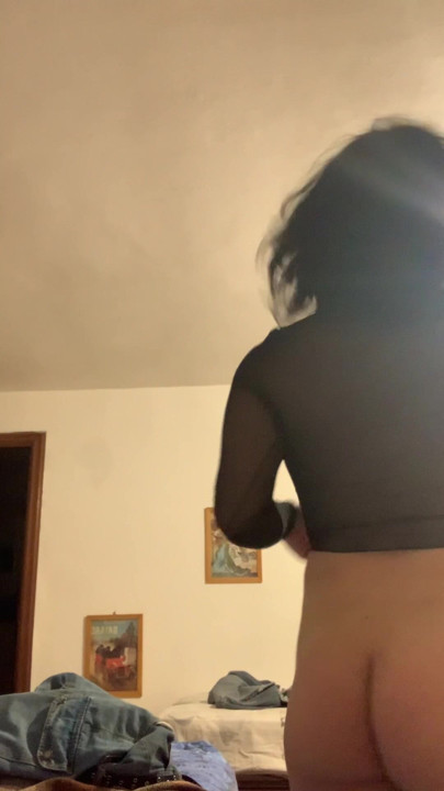 Trans kız yeni üstünü gösteren kısa video