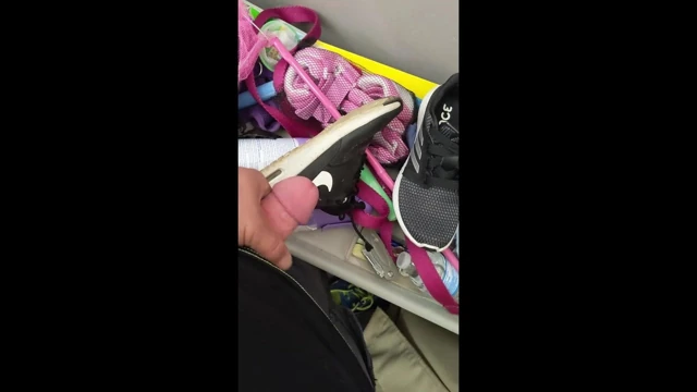 Nike thea boşalıyor