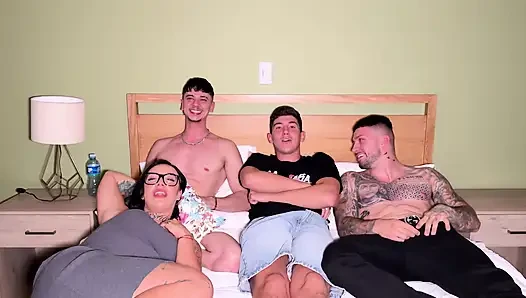 Arkadaşım Soca Numa'ya çift penetrasyonla birlikte bir grup seks yaptık çünkü o toksik olduğu için.