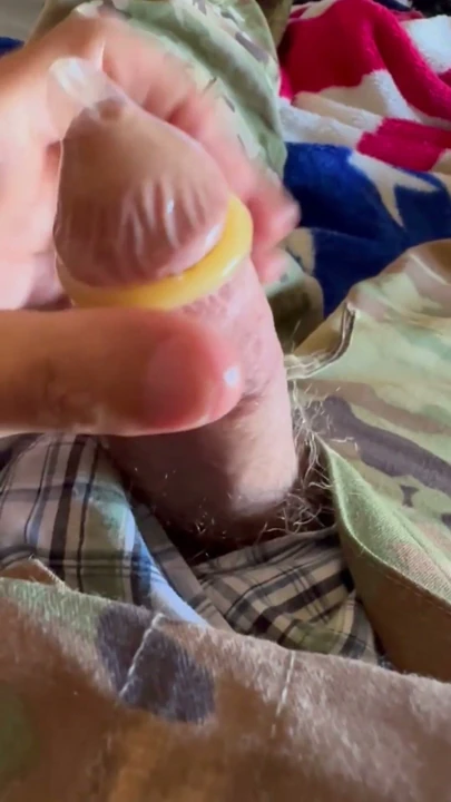Abd ordusu askeri üniformasını giyerek ve prezervatifle boksör şortla mastürbasyon yapıyor! | Klip 1