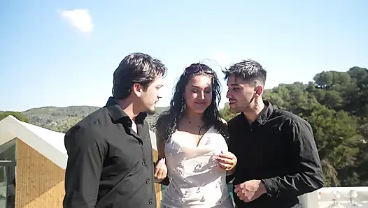 Açık hava röportajından sonra kahverengi esmer süperle üçlü