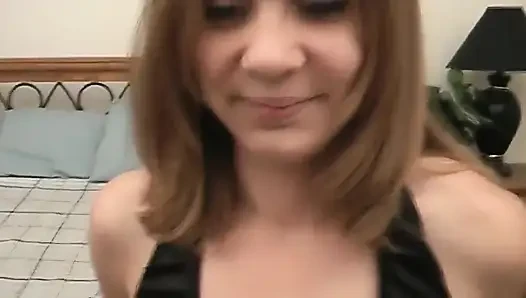 Esmer orta yaşlı seksi kadın sert parmaklanıyor ve yüzüne boşalıyor