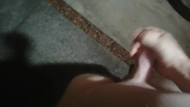 Обнаженная на улице, играет