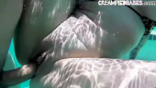 Büyük memeli orta yaşlı seksi kadın havuz kenarında seks yapmadan önce su altında sikişiyor