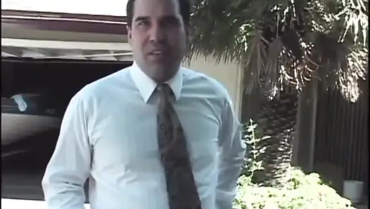 Büyük memeli sarışın orta yaşlı seksi kadın yüzme havuzunda üçlü seks yapıyor