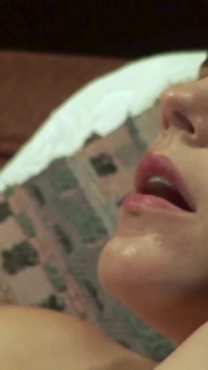 Seksi kaltak büyük bir yarak emiyor, sonra onunla sikişiyor | Klip 3