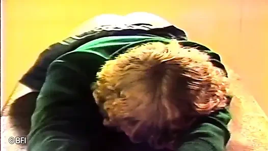 Zavallı genç ateşli kız sınıfta götüne şaplak atıyor