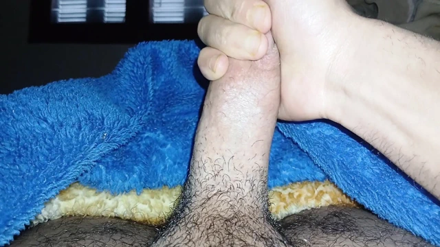 Harika yakın çekim solo erkek mastürbasyonu. Elde büyük boşalma