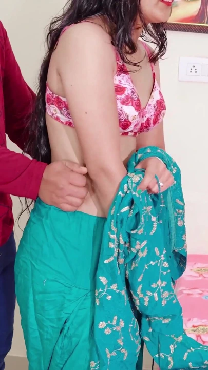 Jija Ji arkadan geldiğinde 18 yaşındaki sevimli priya kıyafetlerini değiştiriyor ve Hintçe ses kaydıyla arkadan sert sert sikişiyor | Klip 1