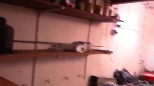 Olgun domme yumruk sokup delikanlının götünü derin ve sert sikiyor
