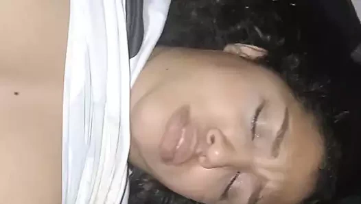 New York'tan büyük sarkık memeli 18 yaşındaki esmer, Amerika Birleşik Devletleri, üvey kardeşinin büyük aletini sikiyor