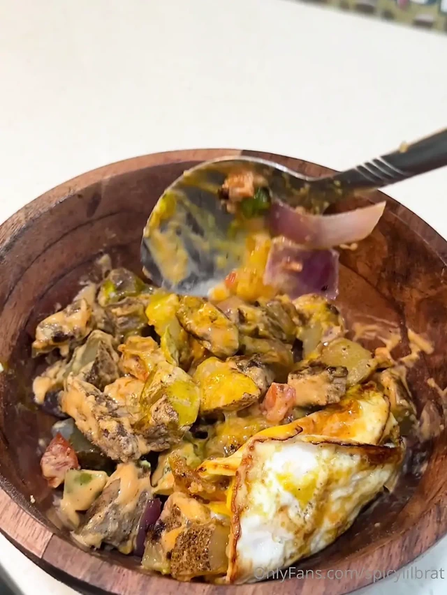 Zenci büyük yemek yaparken mutfakta çıplak twerk yapıyor