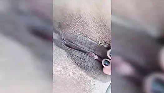 Rehberli El Işi: Nicoly Mattos zevkini emdiriyor ve parlayan poposunu sergiliyor!