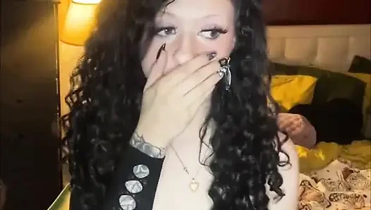 Gotik eski sevgilimi kamerada sürtük olarak yakaladım, bu yüzden beni susturmak için sikiştik