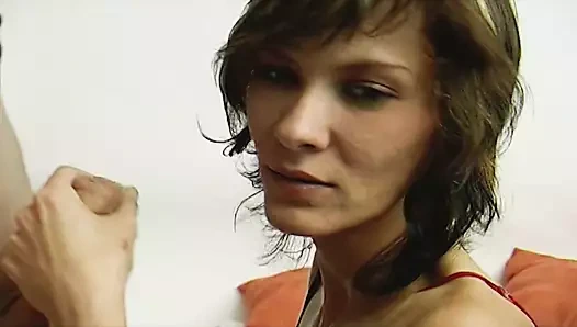 Bir ince alman bayan iki yüklü peckers tarafından çarptım alır