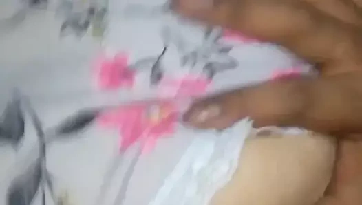 Olgun kadın vibratörle oynuyor, ağzına ve amına itilmek istiyor