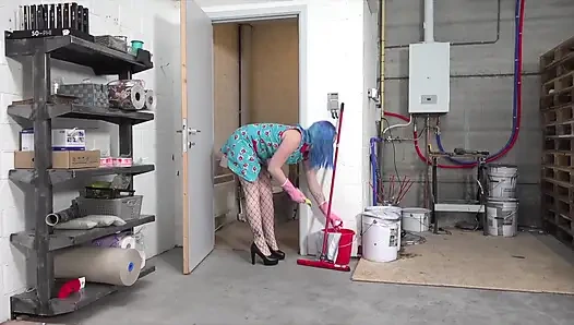 Amcık kaşifi Bodo Kelly'nin mağarasını ziyaret ediyor