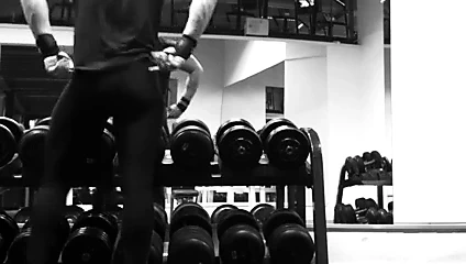 Spor salonunda tayt adam