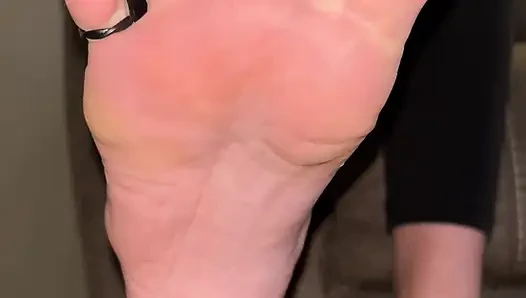 Ayak parmağı halkası ivy'nin ayaklarına aldırıyor