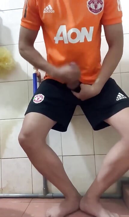 Taylandlı üniversiteli genç kız banyoda mastürbasyon yapıyor.