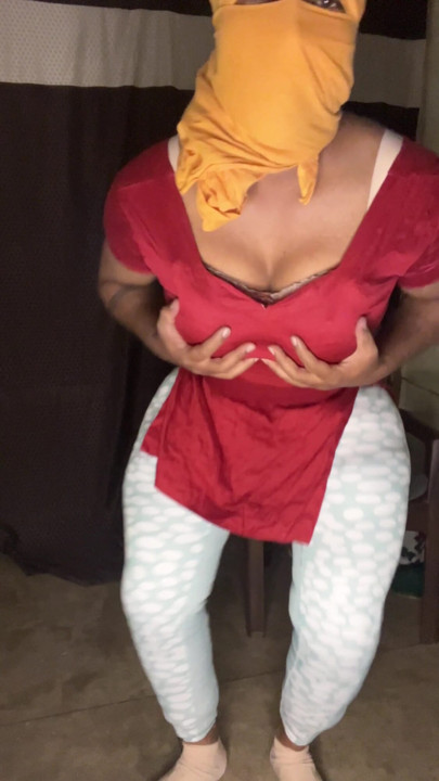Saten ipek elbiseli takım elbiseli salwar ateşli travesti büyük memeler ve göğüsler | Klip 2