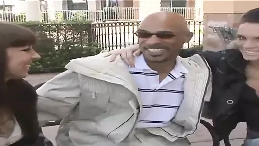 Mackenzee Pierce ve Maria Bellucci biseksüel hizmetçiler, bu zenci adama yarak temizleme hakkında bir tahmin verecekler