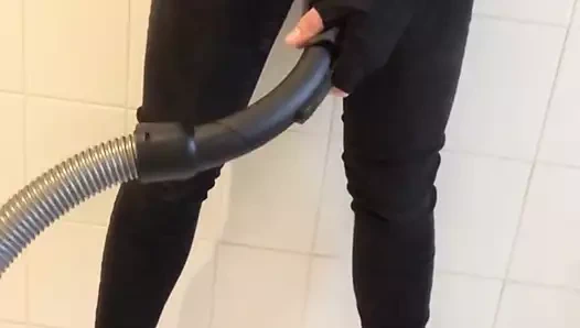 Sevimli cdgirl elektrikli süpürgede küçücük horoz koyarak