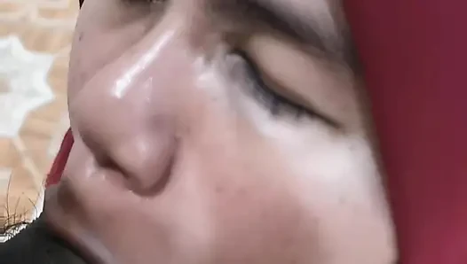 Hizmetçi kendini suçlu hissetti, bu yüzden efendisinin emirlerine uymak zorunda kaldı.
