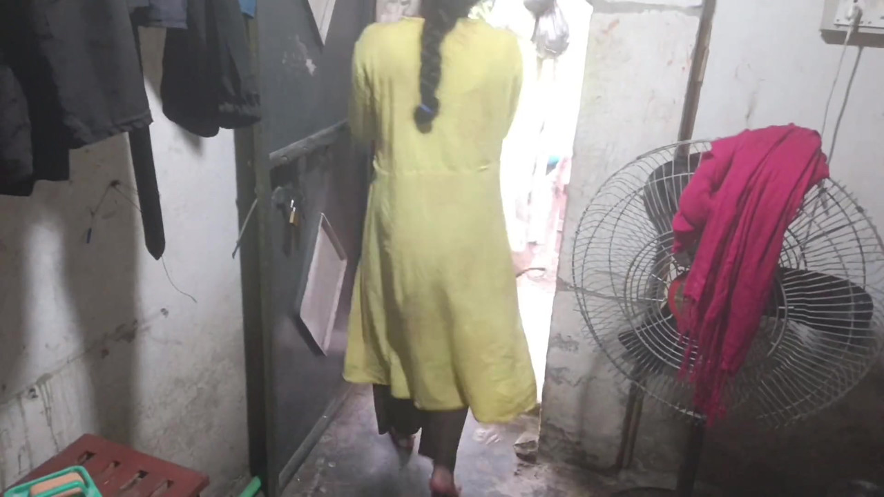 In the kitchen, sister-in-law brother-in-law has a bad ass chuchi dikha ke sali brother-in-law ke lund khada ki phir sali ass fucked brother-in-law ke lund se doggy style in Hindi audio