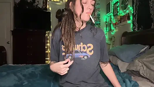 Sigara fetişi mastürbasyonu - ıslak kıllı amcık damlatıyor