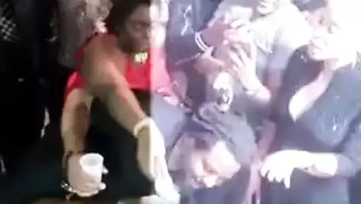 Bir partide performans gösteren iki kalın siyah striptizci