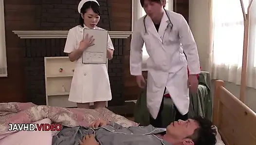 Ui kinari: ateşli Asyalı hemşire tutkulu seks seansı öncesi yoğun sakso çekiyor