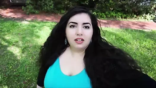 Geeky tombul kız ile büyük memeler