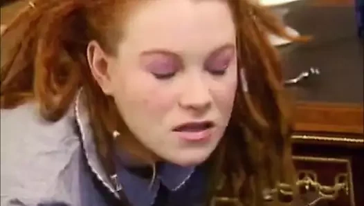 Güzel kızıl saçlı sahne 2