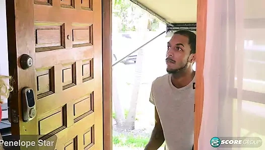 Edepsizce konuşuyor, anal seven, büyük zenci yarağı penelope'nin gırtlağına kadar alıyor