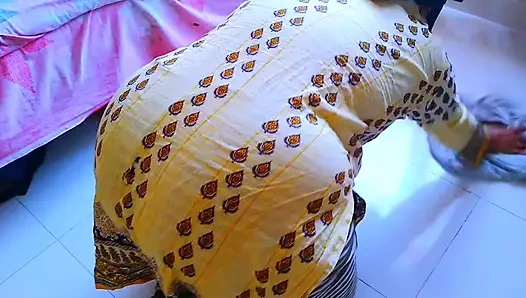 Hintli Müslüman yenge evi temizlerken yatağın altında sıkışıyor sonra komşu onu götten sikerek ona yardım ediyor