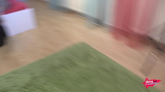 Sarışın bakire ve büyük memeli dövmeli model ile üçlü