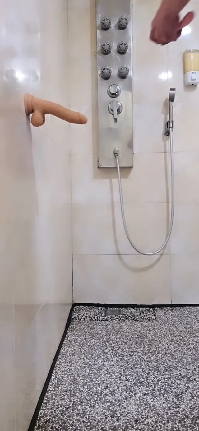 Shemale Ting Xuan anal seks için dildo kullanıyor