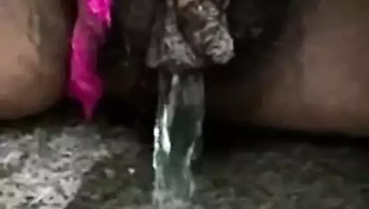 siyah olgun kıllı amcık çiş üzerinde sokak