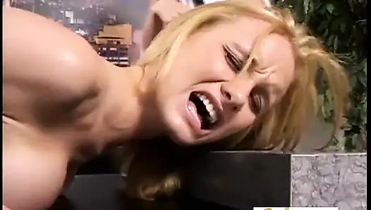 Güzel sarışın bebek kırbaçlamanın tadını çıkarıyor