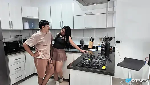 Büyük memeli temizlikçi yakalandı ve sikildi