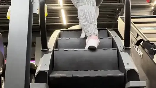 Beni spor salonunda eğitmene yardım eder misin yoksa sadece götümün salsını izler misin?
