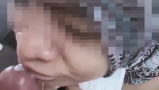 Asyalı tesettürlü kızın yeni bir gözlük alması gerekiyor, bu yüzden erkek arkadaşına sakso çekiyor - minokiiko