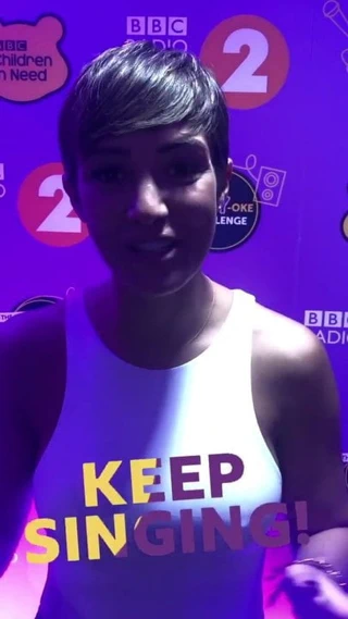 Dar beyaz elbiseli Frankie köprüsü