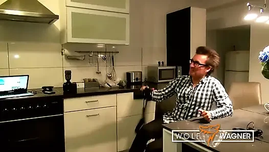 Teeny Morgan Rodriguez yaşlı bir adam tarafından sikiliyor!