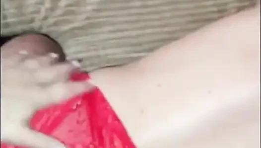 Arkadaşına dantelli külot koydu ve onu amıyla sikti... Deliği okşuyor